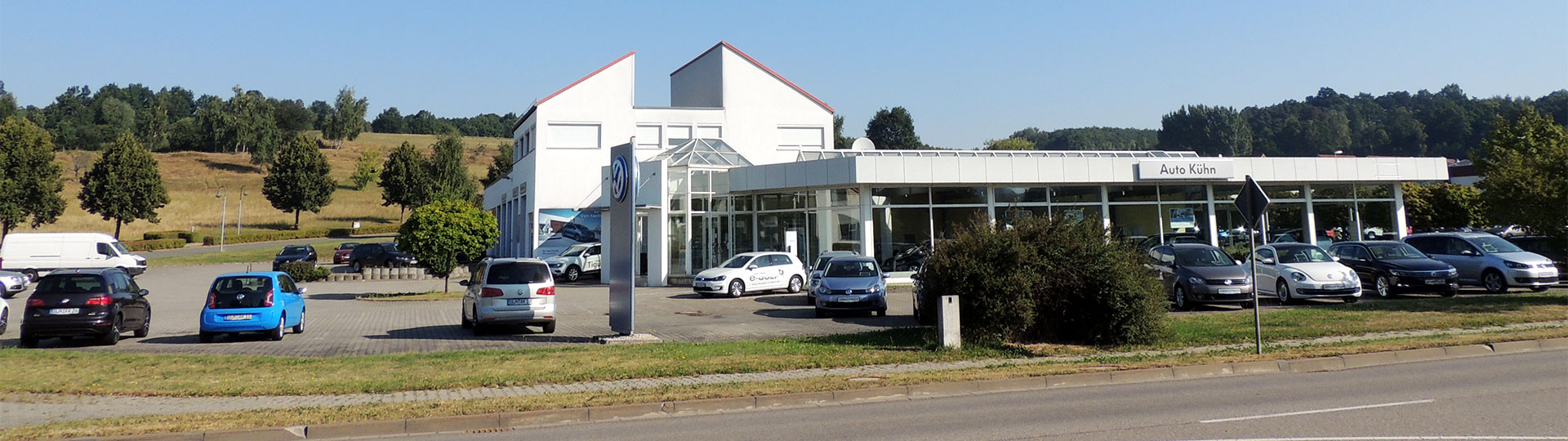 Auto-Kühn GmbH, Außenansicht mit Vorplatz am Ortsrand von Schmölln