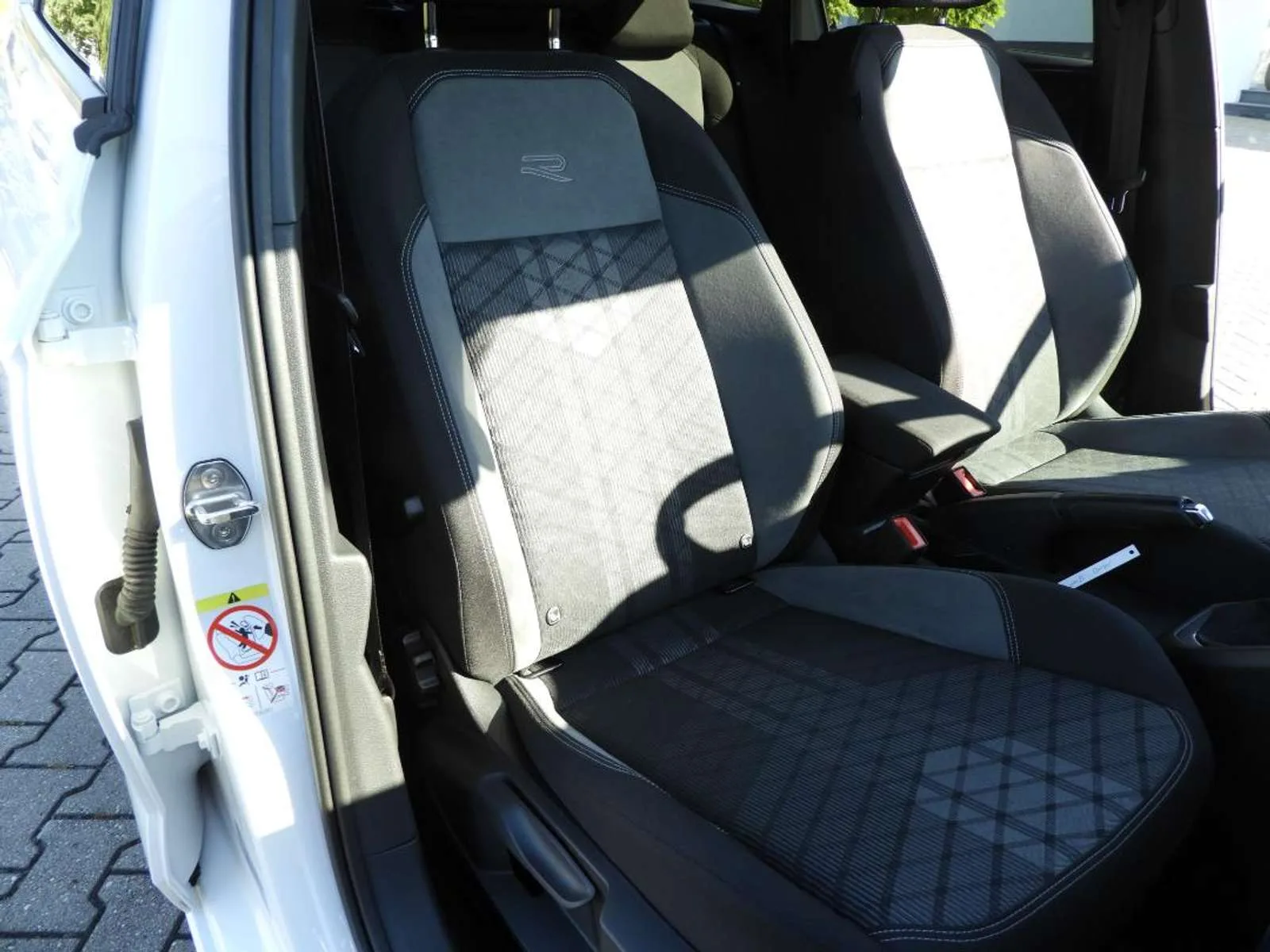 VW Taigo R-Line, SUV/Geländewagen/Pickup, aus dem Bestand von Auto-Kühn Schmölln — Ansicht 12 von 15
